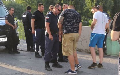Протестиращите преминават през полицейски кордон, без лични карти не пускат на протеста