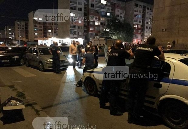 Докъде се докарахме: Роми от „Столипиново“ крещят на полицаите „гяури“, размахват колове и лопати! ВИДЕО