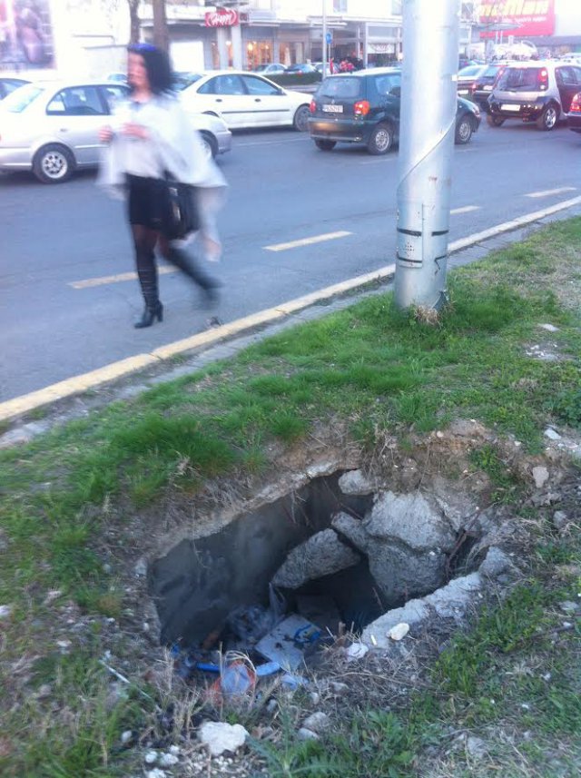 Дупка дебне пешеходци на Асеновградско шосе