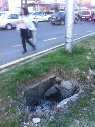 Дупка дебне пешеходци на Асеновградско шосе