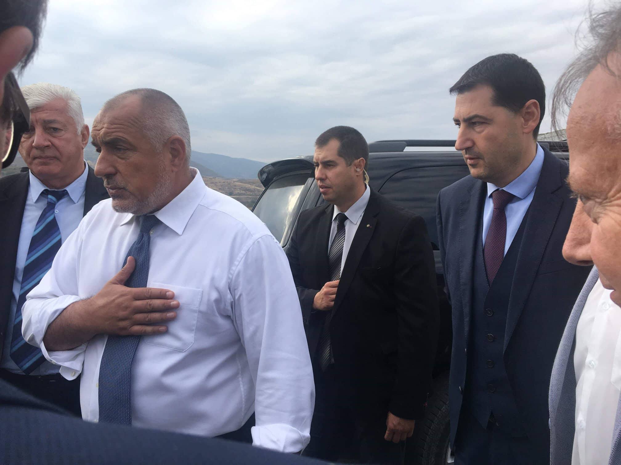 Премиерът Борисов инспектира ремонта на пътя Пловдив-Асеновград и поздрави Юлиян Инджов за емблемата на ЦСКА (ВИДЕО/СНИМКИ)