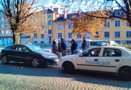 Полицията натръшка момче и момче на пловдивската Алея на любовта (СНИМКИ)
