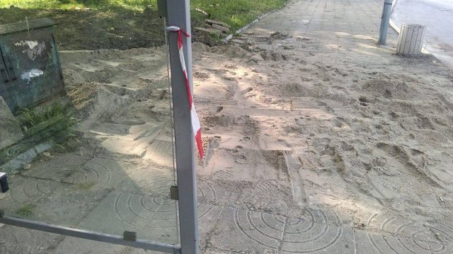 Работници разкопаха спирка и се изпариха СНИМКИ