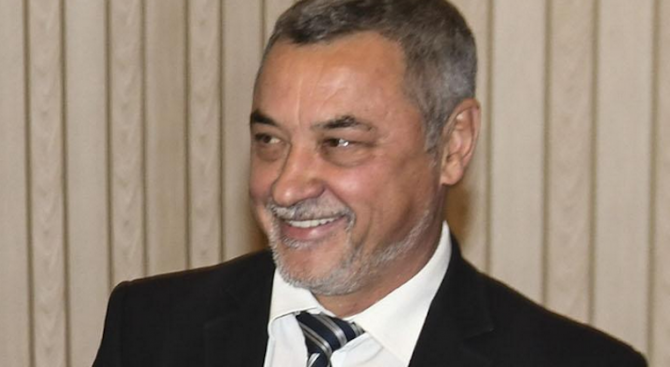 НАПРЕЖЕНИЕТО РАСТЕ! Собственици на заведения в Слънчев бряг настръхнаха срещу Валери Симеонов, ще си търсят правата в съда