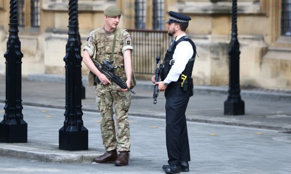 Обвинения срещу четирима в Лондон в тероризъм