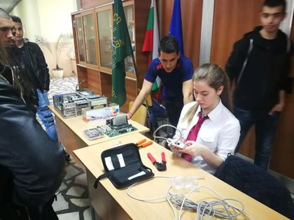 Стара Загора: Месец на професиите започна в Професионална гимназия „Иван Хаджиенов” в Казанлък