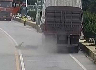 Внимавайте с гумите през лятото! Една експлодира в лицето на шофьор ВИДЕО