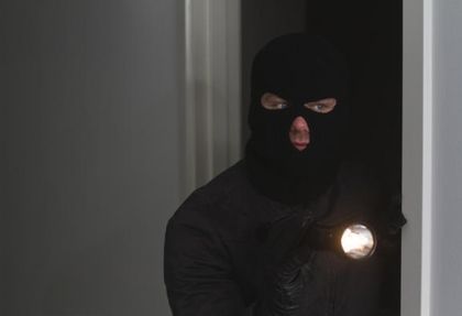 Крадците на банкомата са избягали през прохода