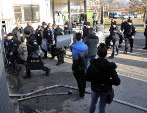 16 ранени в Харманли, 300 бежанци са задържани, Борисов говори за организация и атентат