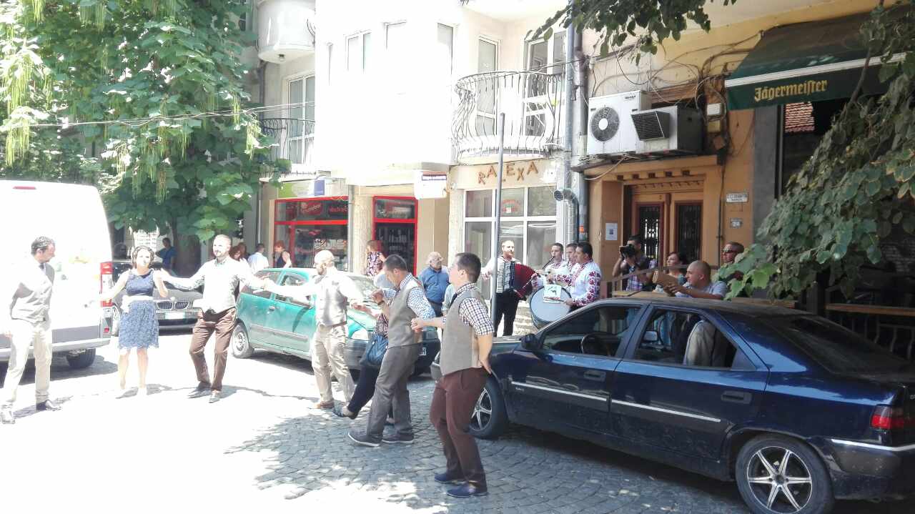 Сватбари извиха хорце в Капана (СНИМКИ)
