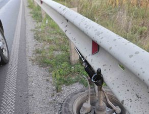 Жена пострада след удар в мантинелата на Е-79