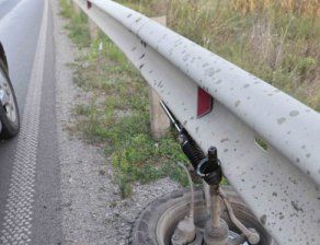 Жена пострада след удар в мантинелата на Е-79