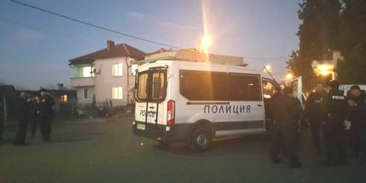 Страшно меле във Варна с полицейски бус и две коли