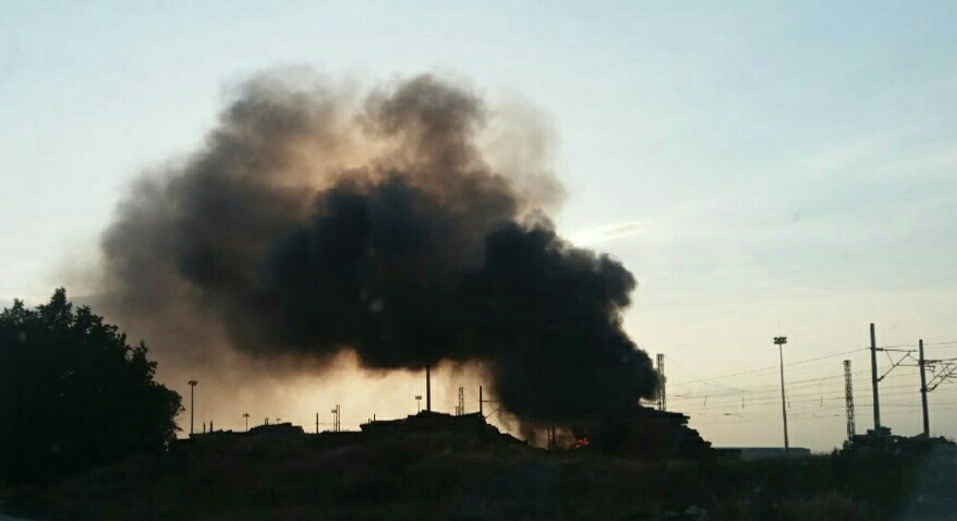 Голям пожар на жп гара до Пловдив СНИМКИ