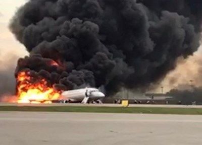 Пътници от подпалилия се самолет в Москва заснели началото на пожара
