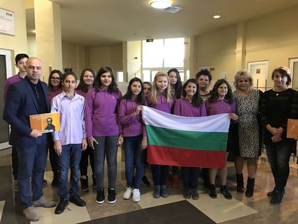 Ученици от „Тракия” поздравиха администрацията с рецитал за Деня на народните будители
