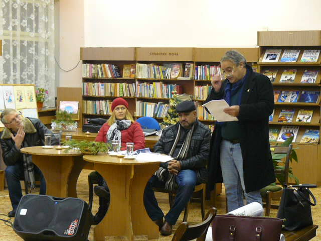 Тополовградският поет Николай Дялков представи новата си стихосбирка „Шлифер, облечен на голо“