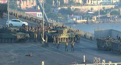 Войници са отвеждани от Босфорския мост с вдигнати ръце