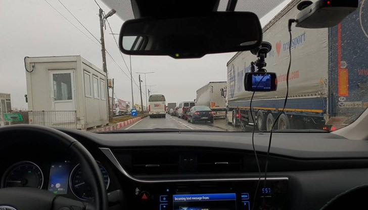Опашка от автомобили на Дунав мост при влизане в Румъния