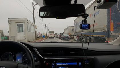 Опашка от автомобили на Дунав мост при влизане в Румъния