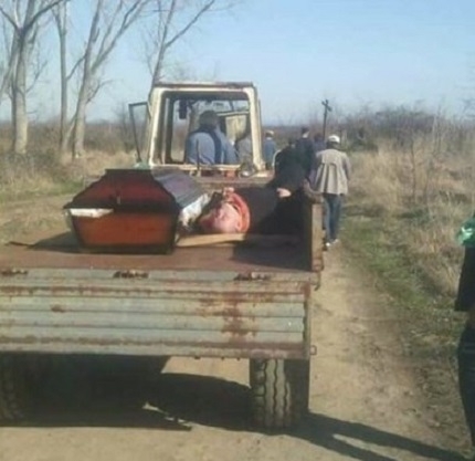 Балканска история - пиян сръбски свещеник заспа до ковчег на мъртвец (СНИМКА)