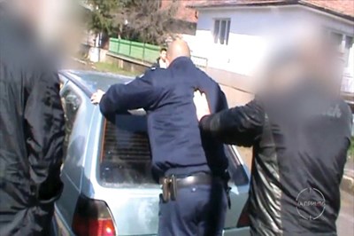 Арестуваха полицаи и шеф на районно в Пловдивско