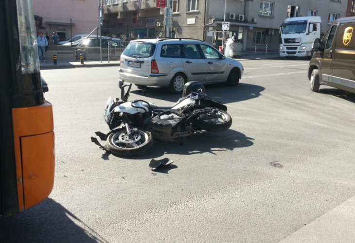 Автобус блъсна мотористка на 
