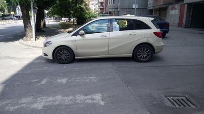 Наглец паркира върху пешеходна пътека СНИМКИ