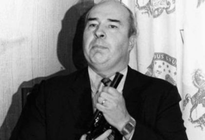 Най-кървавата пресконференция в историята на САЩ: Историята на ковчежника, обвинен за подкуп, който се застреля публично (ВИДЕО 18+)