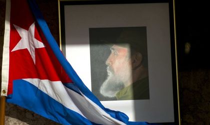 Разнопосочни реакции по света след смъртта на Кастро