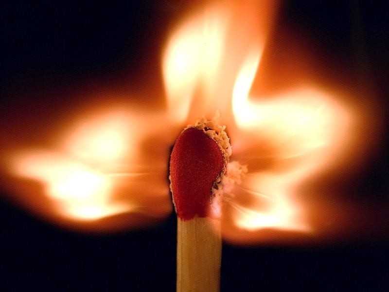 Безумие! 18-годишен отхвърлен Ромео опита да запали момиче заради... джапанка!