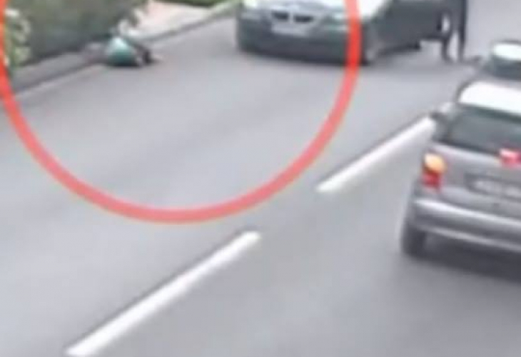 Смразяващи кръвта КАДРИ (18+) от катастрофата с БМВ на сина на спряган за близък до Иван Костов, 10-годишното момиче лежи безжизнено до скъпото возило